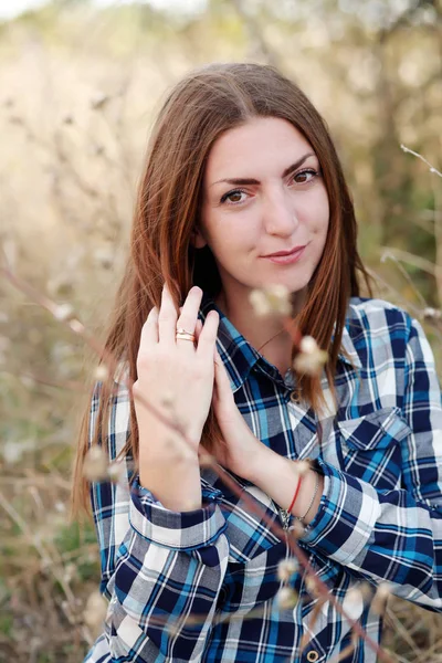 Jeune Femme Chemise Carreaux Posant Dans Champ — Photo