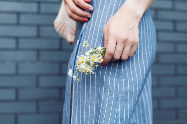 Close View Van Vrouw Die Witte Bloemen Vasthoudt — Stockfoto