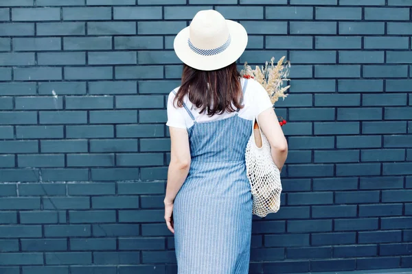 Vista Trasera Mujer Vestido Mezclilla Que Sostiene Bolso Punto Con —  Fotos de Stock