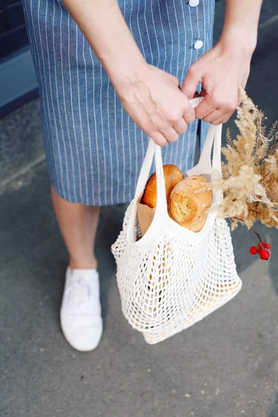 Vue Recadrée Femme Robe Denim Tenant Sac Tricoté Avec Des — Photo