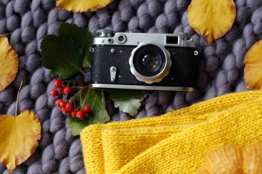 Retro kamera ile Sonbahar natürmort kompozisyon