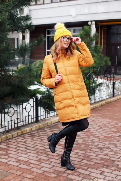 Femme Souriante Manteau Orange Dans Rue Hiver — Photo