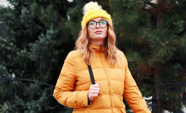 Frau Orangefarbenem Mantel Winter Auf Der Straße — Stockfoto