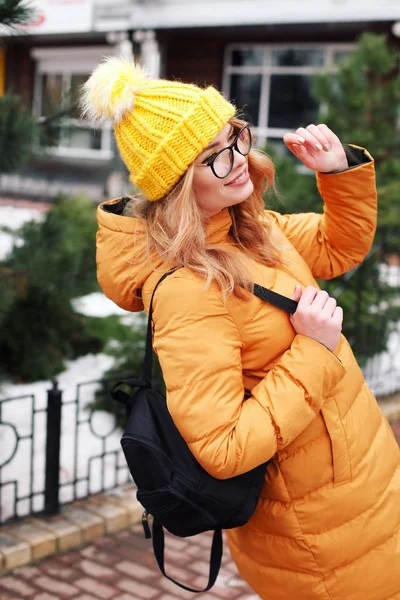 Donna Sorridente Cappotto Arancione Sulla Strada Inverno — Foto Stock
