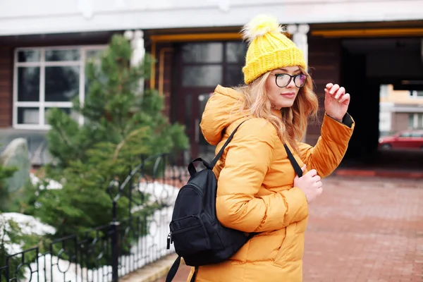 Kvinna Orange Coat Gatan Vintern — Stockfoto