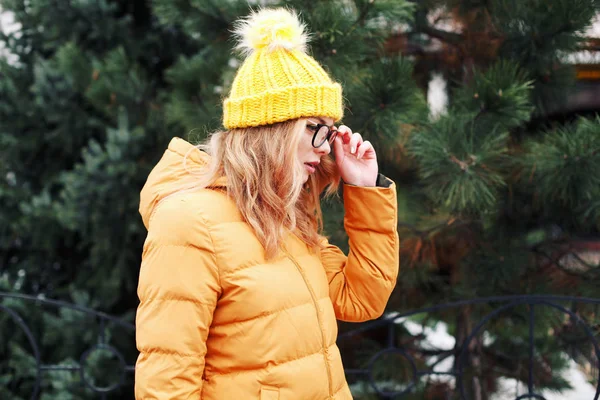 Leende Kvinna Orange Coat Gatan Vintern — Stockfoto