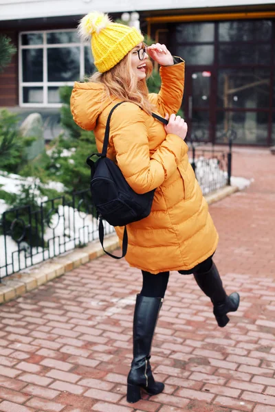 Χαμογελαστή Γυναίκα Πορτοκαλί Παλτό Στο Δρόμο Χειμώνα — Φωτογραφία Αρχείου