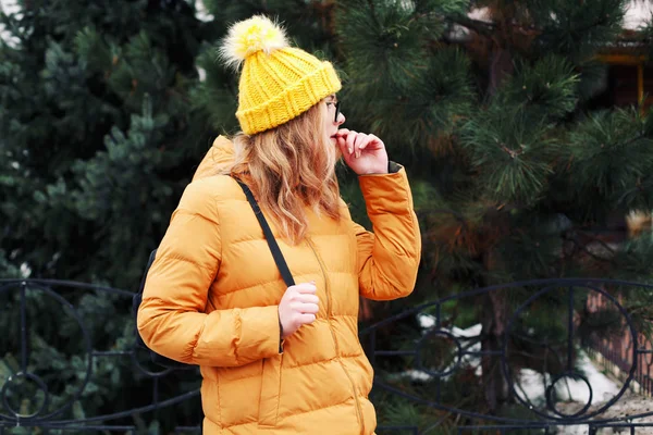 冬天穿橙色外套的女人在街头 — 图库照片