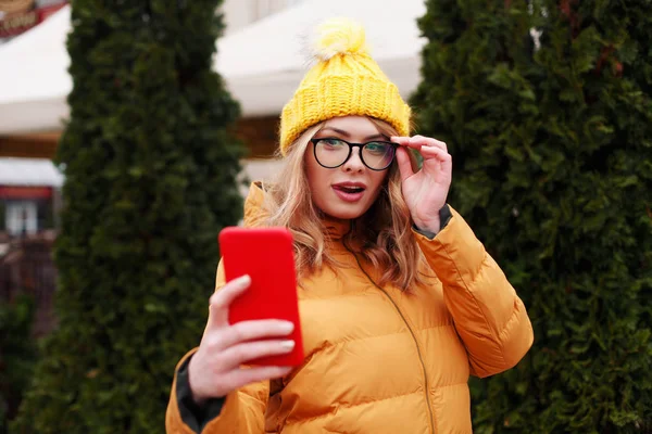 Kvinna Orange Coat Tar Selfie Med Smartphone Gatan Vintern — Stockfoto