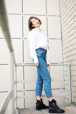 binanın yakınındaki korkulukta poz veren çekici kadın