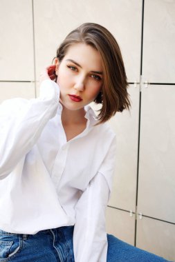 binanın yakınında beyaz bluz poz çekici kadın