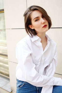 binanın yakınında beyaz bluz poz çekici kadın
