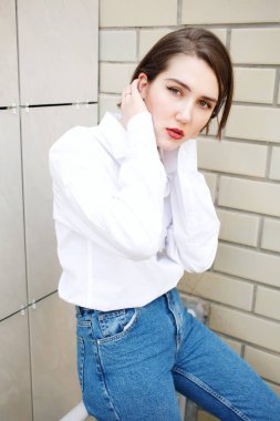 binanın yakınındaki korkulukta poz veren çekici kadın