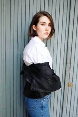 kapı yakınında poz ve kameraya bakarak çekici kadın