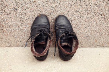 duvara yakın siyah ayakkabı çifti