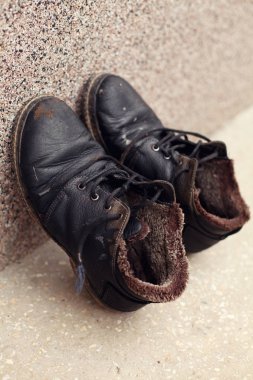 duvara yakın siyah ayakkabı çifti