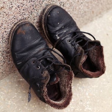 duvara yakın siyah ayakkabı çifti