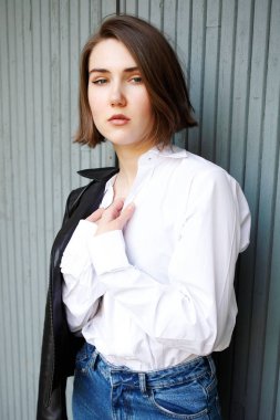 binanın yakınında poz veren ve kameraya bakan çekici kadın