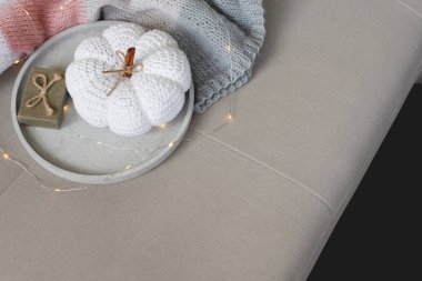 mevcut ve beyaz örme kabak ile natürmort