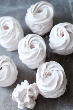 Tabaktaki şekerlemeleri kapat.