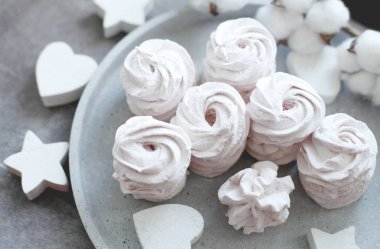 Tabaktaki şekerlemeleri kapat.