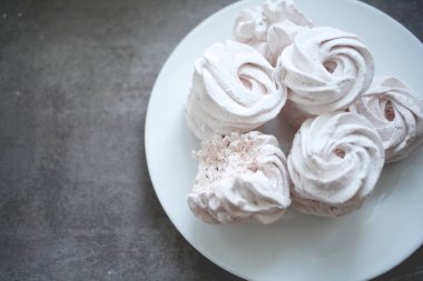 Tabaktaki şekerlemeleri kapat.