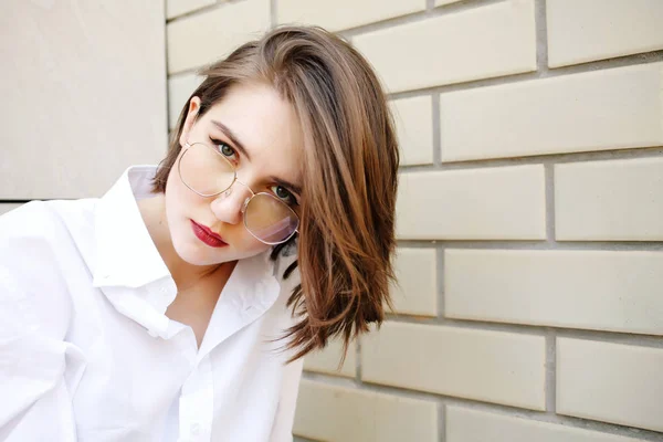 Atractiva Mujer Posando Blusa Blanca Cerca Del Edificio — Foto de Stock