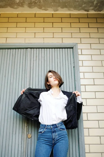 Atractiva Mujer Posando Cerca Edificio Chaqueta Cuero —  Fotos de Stock