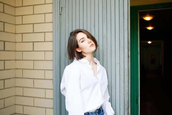 Mulher Atraente Posando Perto Porta Olhando Para Câmera — Fotografia de Stock