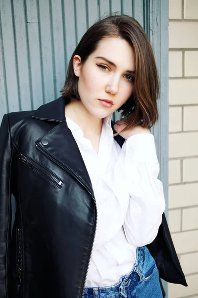 kapı yakınında poz ve kameraya bakarak çekici kadın