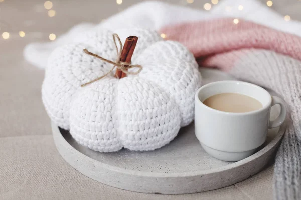 Stilleven Met Kopje Koffie Wit Gebreide Pompoen — Stockfoto