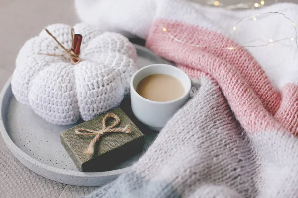 Stilleven Met Kopje Koffie Wit Gebreide Pompoen — Stockfoto