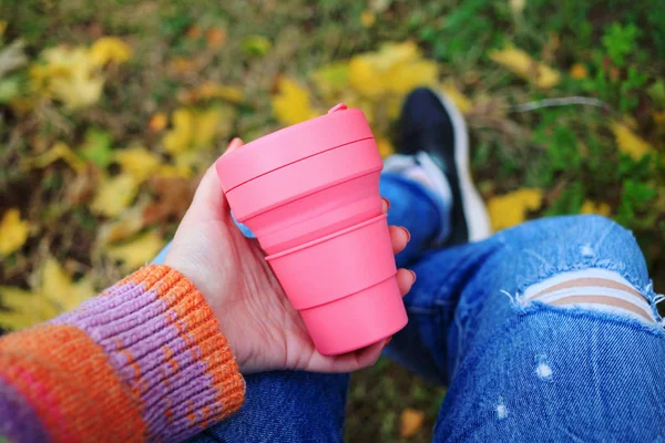 Женская Рука Розовой Пластиковой Чашкой — стоковое фото