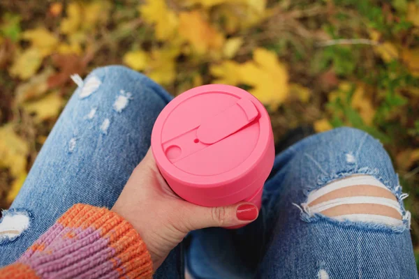 Vrouwelijke Hand Houden Roze Plastic Beker — Stockfoto