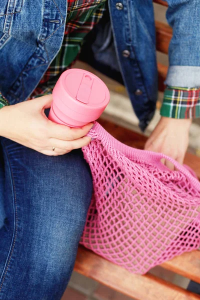 Jonge Hipster Vrouw Met Inklapbare Zero Waste Cup Haak Tote — Stockfoto