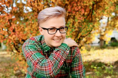 Açık havada kısa saçlı şık bir kadının portresi.