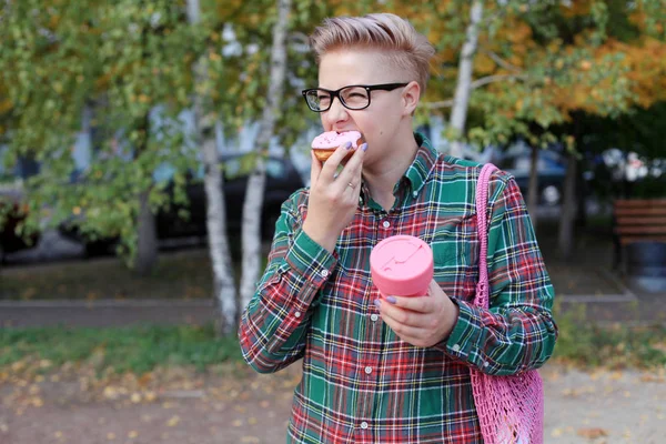 Frau Mit Brille Isst Dessert Auf Der Straße — Stockfoto