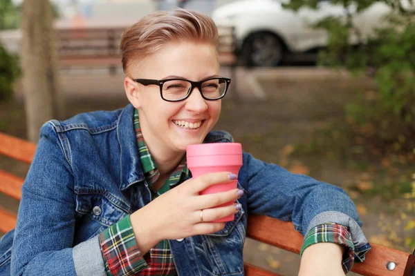 Mujer Sonriente Con Taza Café Sentado Banco — Foto de Stock