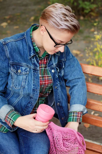 Женщина Чашкой Кофе Многоразового Использования Сидит Скамейке — стоковое фото