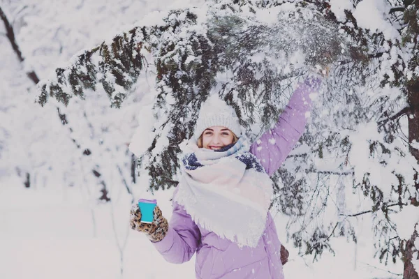 Νεαρή Ευτυχισμένη Γυναίκα Παίζει Χιόνι Στο Πάρκο — Φωτογραφία Αρχείου