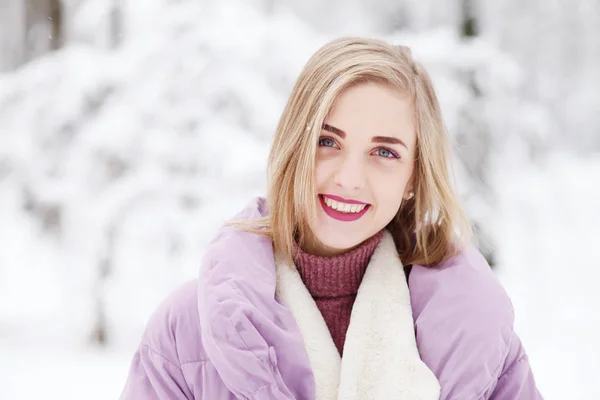 Ung Lycklig Kvinna Poserar Vinterscenen — Stockfoto