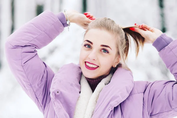 Joven Feliz Mujer Posando Invierno Escena —  Fotos de Stock