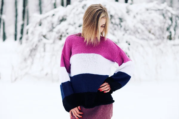 Jovem Loira Posando Camisola Inverno Cena Nevada — Fotografia de Stock