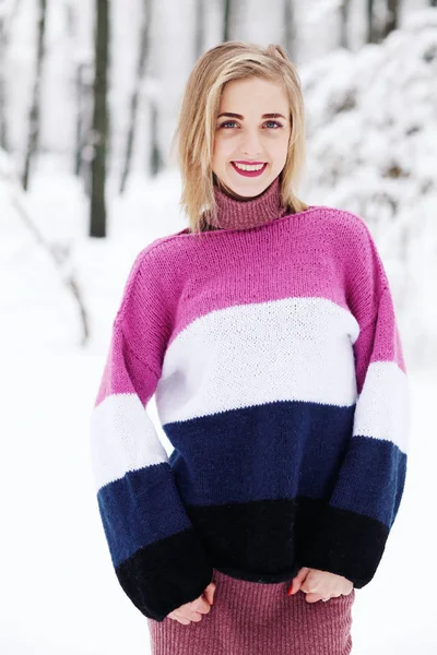 Güzel Genç Bir Kadın Karlı Sahnede Kışlık Süveter Giyiyor — Stok fotoğraf
