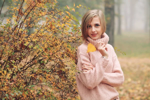 Junge Frau Posiert Mit Herbstblatt Park — Stockfoto