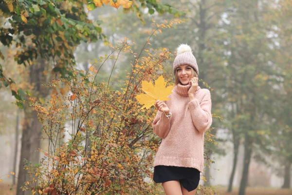 Junge Frau Posiert Mit Herbstblatt Park — Stockfoto