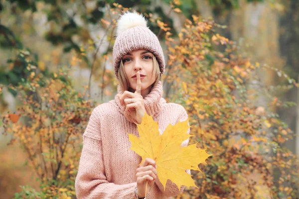 Junge Frau Posiert Mit Herbstblatt Park — Stockfoto