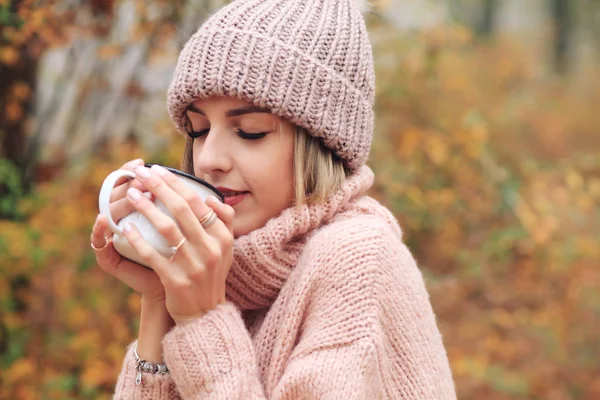 Красивая Женщина Позирует Осеннем Парке Чашкой Чая — стоковое фото