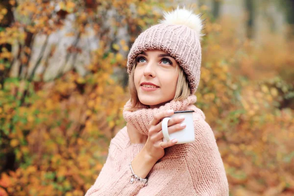 Ładna Kobieta Pozowanie Jesiennym Parku Filiżanką Herbaty — Zdjęcie stockowe