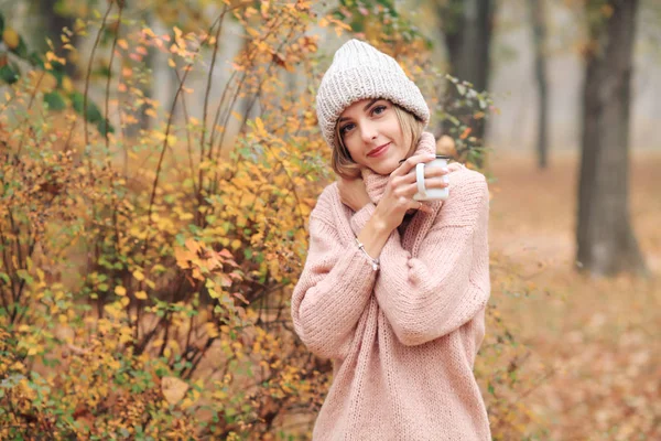 Bonita Mujer Posando Parque Otoño Con Una Taza — Foto de Stock